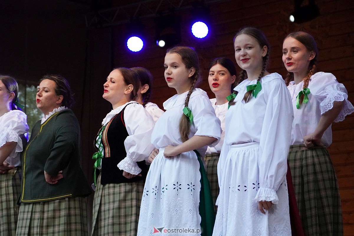Wesele Kurpiowskie 2023: Występy zespołów ludowych z regionu, Litwy oraz Bośni i Hercegowiny [17.06.2023] - zdjęcie #34 - eOstroleka.pl