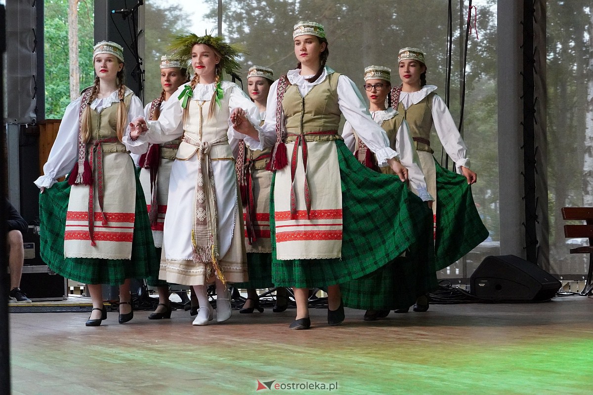 Wesele Kurpiowskie 2023: Występy zespołów ludowych z regionu, Litwy oraz Bośni i Hercegowiny [17.06.2023] - zdjęcie #25 - eOstroleka.pl