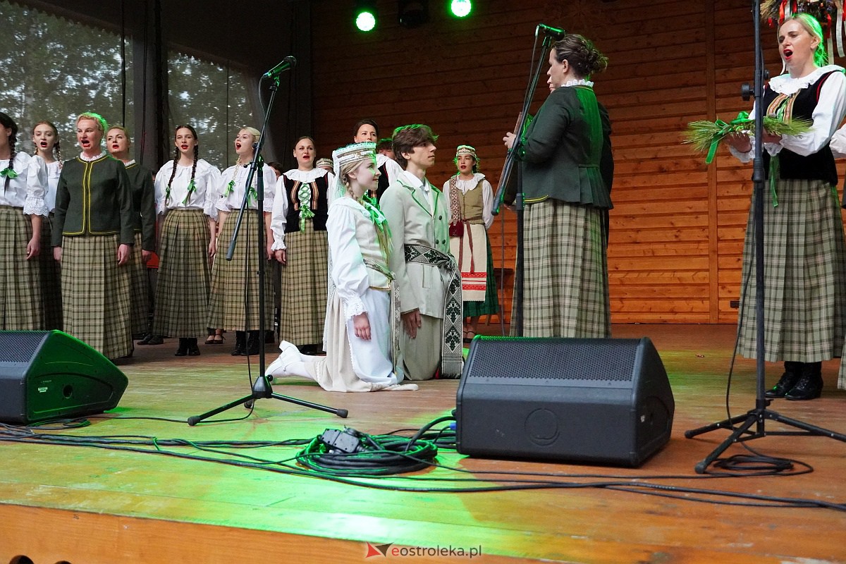Wesele Kurpiowskie 2023: Występy zespołów ludowych z regionu, Litwy oraz Bośni i Hercegowiny [17.06.2023] - zdjęcie #22 - eOstroleka.pl