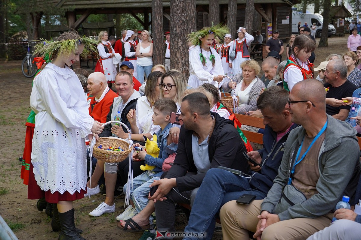 Wesele Kurpiowskie 2023: Występy zespołów ludowych z regionu, Litwy oraz Bośni i Hercegowiny [17.06.2023] - zdjęcie #17 - eOstroleka.pl