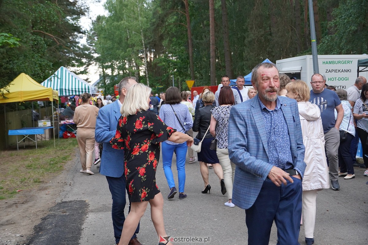 Wesele Kurpiowskie: Uliczna zabawa weselna w rytmach disco w Kadzidle [17.06.2023] - zdjęcie #92 - eOstroleka.pl
