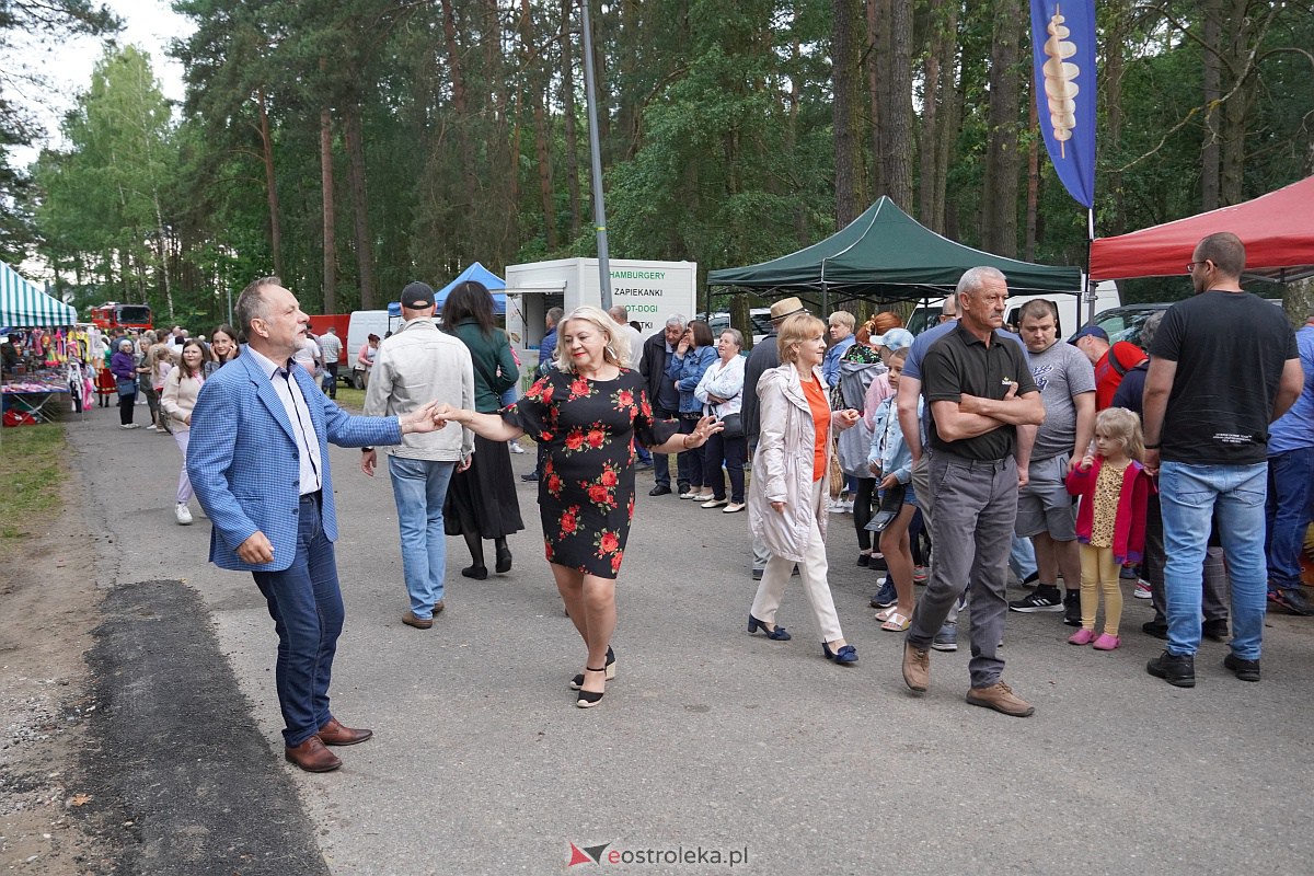 Wesele Kurpiowskie: Uliczna zabawa weselna w rytmach disco w Kadzidle [17.06.2023] - zdjęcie #91 - eOstroleka.pl