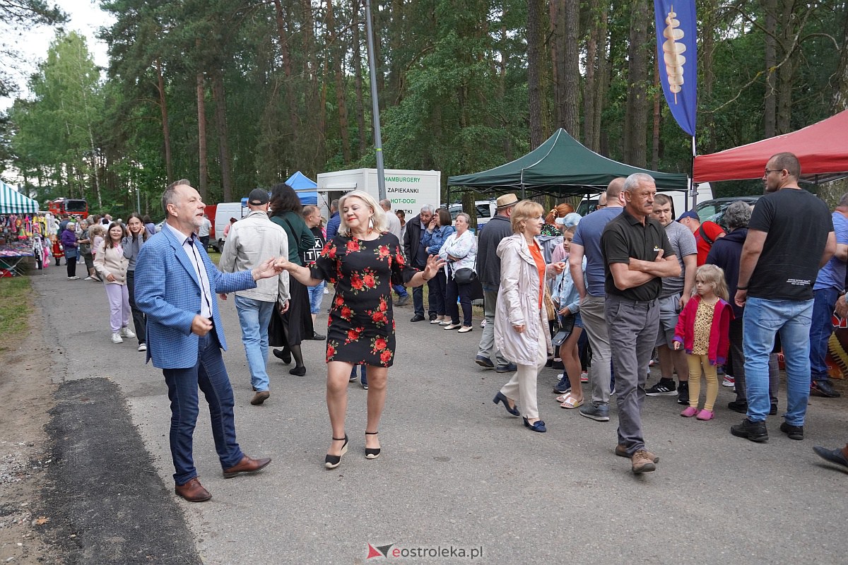 Wesele Kurpiowskie: Uliczna zabawa weselna w rytmach disco w Kadzidle [17.06.2023] - zdjęcie #90 - eOstroleka.pl
