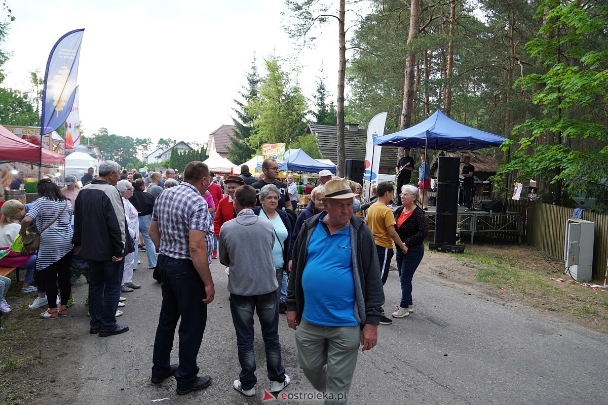 Wesele Kurpiowskie: Uliczna zabawa weselna w rytmach disco w Kadzidle [17.06.2023] - zdjęcie #88 - eOstroleka.pl