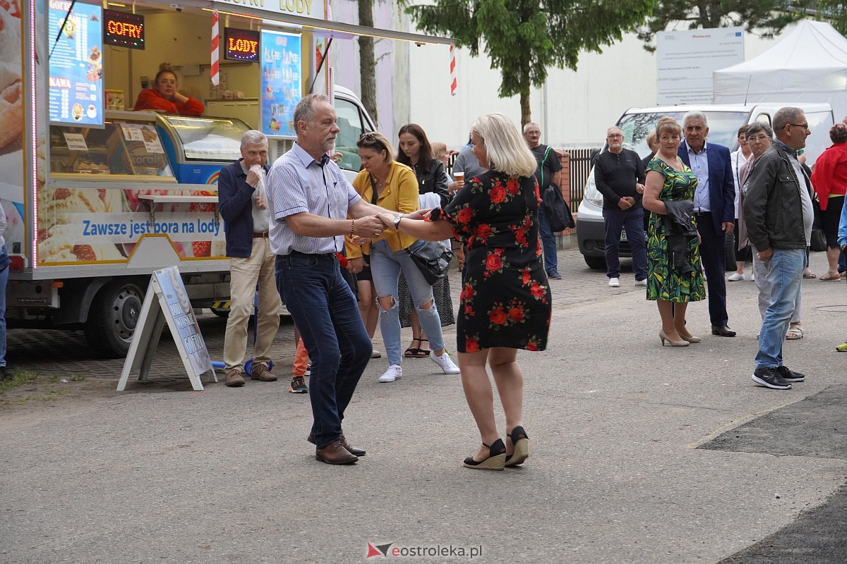 Wesele Kurpiowskie: Uliczna zabawa weselna w rytmach disco w Kadzidle [17.06.2023] - zdjęcie #85 - eOstroleka.pl