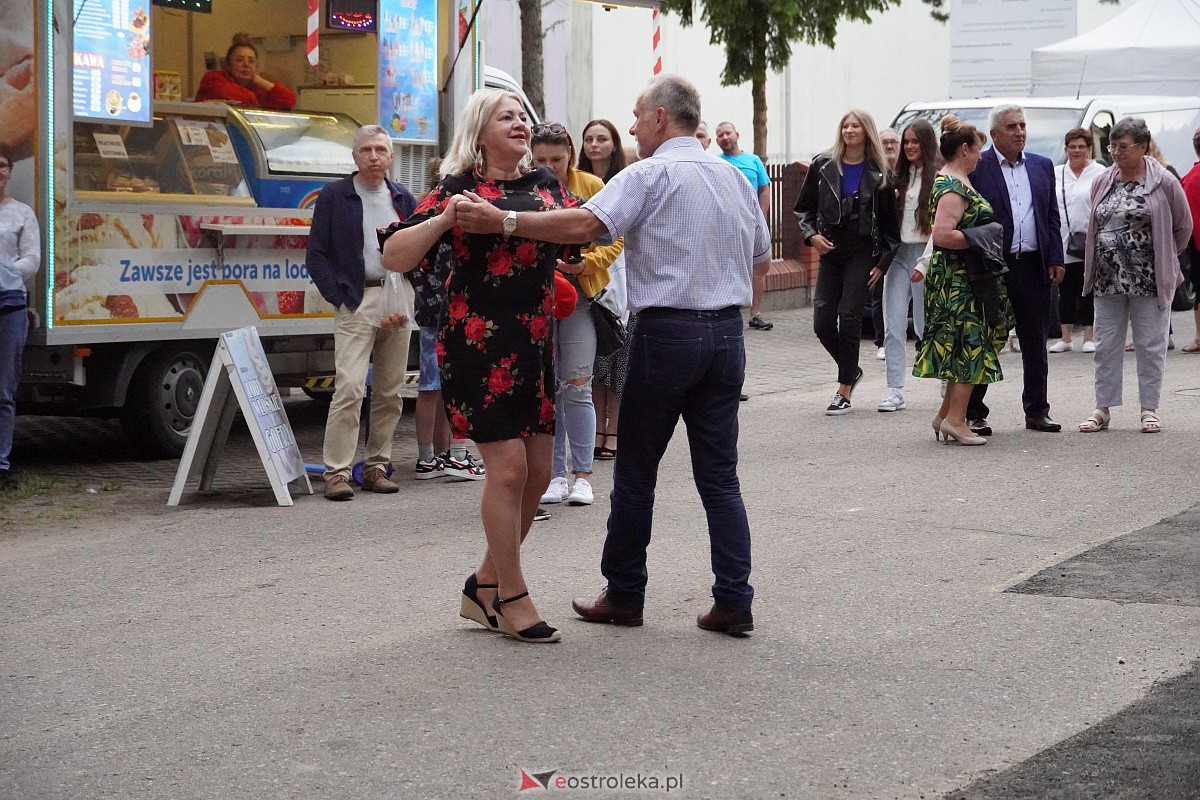 Wesele Kurpiowskie: Uliczna zabawa weselna w rytmach disco w Kadzidle [17.06.2023] - zdjęcie #83 - eOstroleka.pl