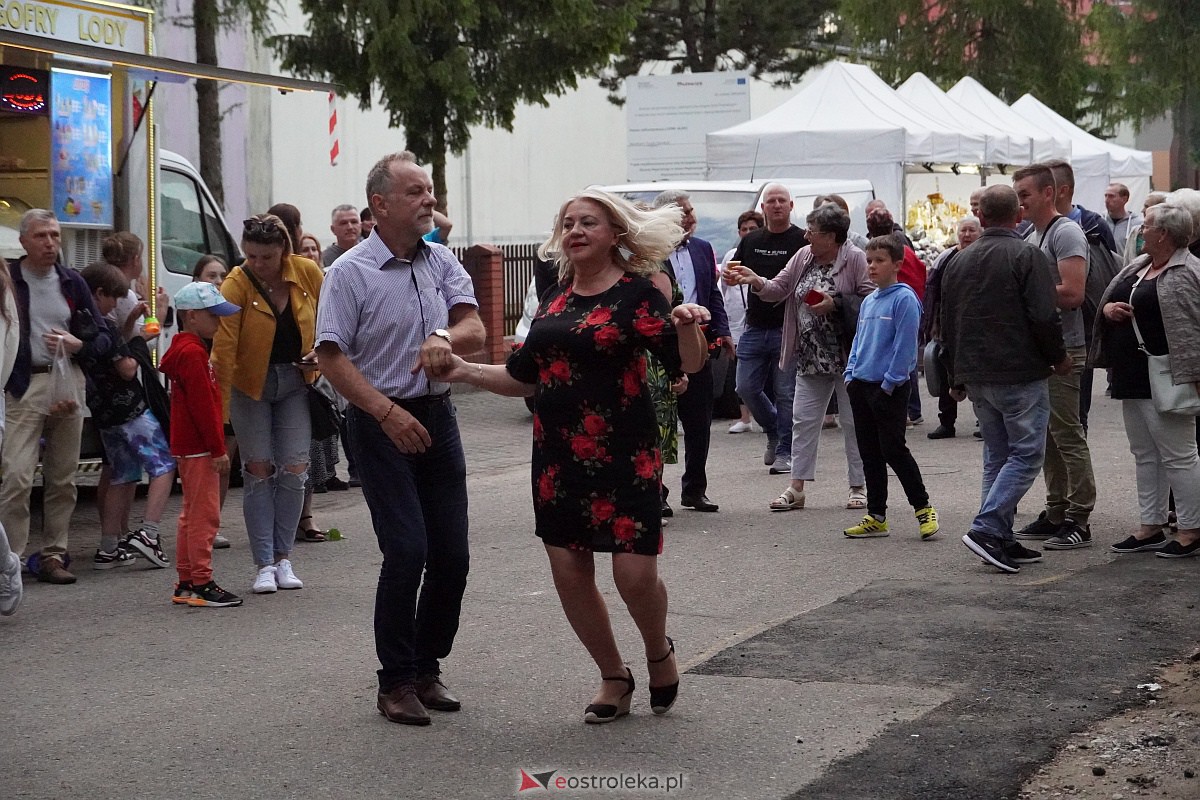 Wesele Kurpiowskie: Uliczna zabawa weselna w rytmach disco w Kadzidle [17.06.2023] - zdjęcie #82 - eOstroleka.pl