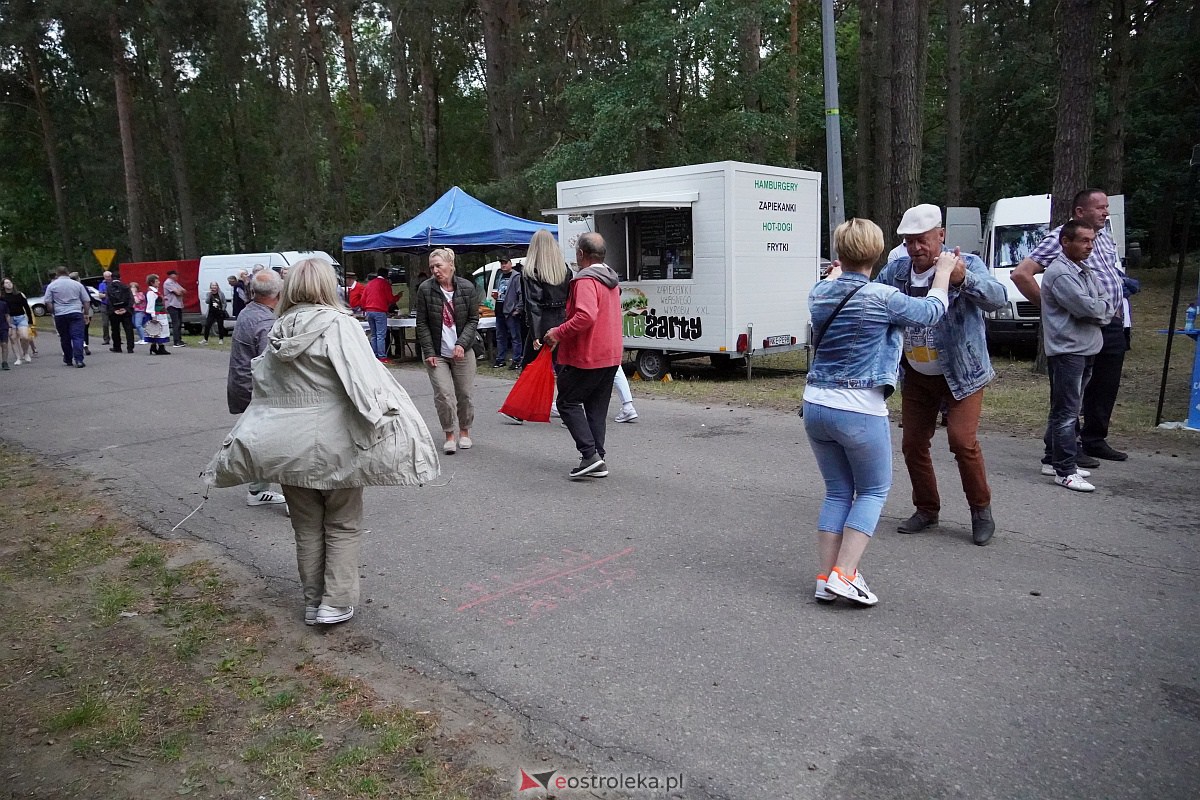 Wesele Kurpiowskie: Uliczna zabawa weselna w rytmach disco w Kadzidle [17.06.2023] - zdjęcie #77 - eOstroleka.pl