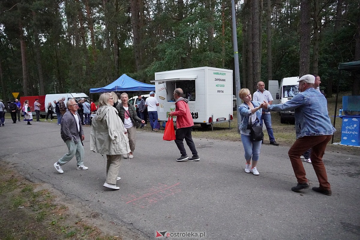 Wesele Kurpiowskie: Uliczna zabawa weselna w rytmach disco w Kadzidle [17.06.2023] - zdjęcie #76 - eOstroleka.pl