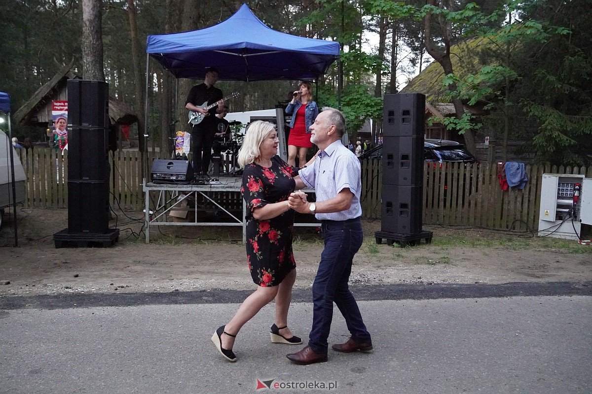 Wesele Kurpiowskie: Uliczna zabawa weselna w rytmach disco w Kadzidle [17.06.2023] - zdjęcie #73 - eOstroleka.pl