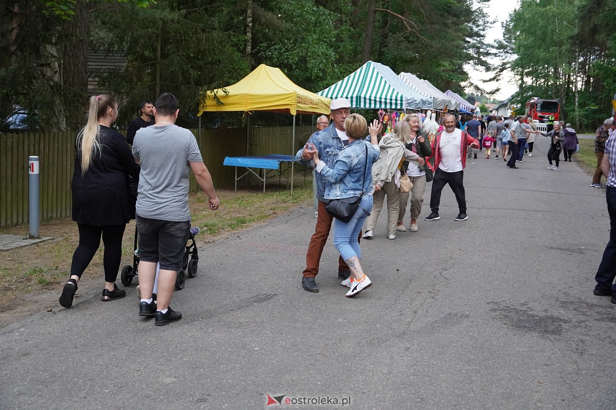 Wesele Kurpiowskie: Uliczna zabawa weselna w rytmach disco w Kadzidle [17.06.2023] - zdjęcie #71 - eOstroleka.pl