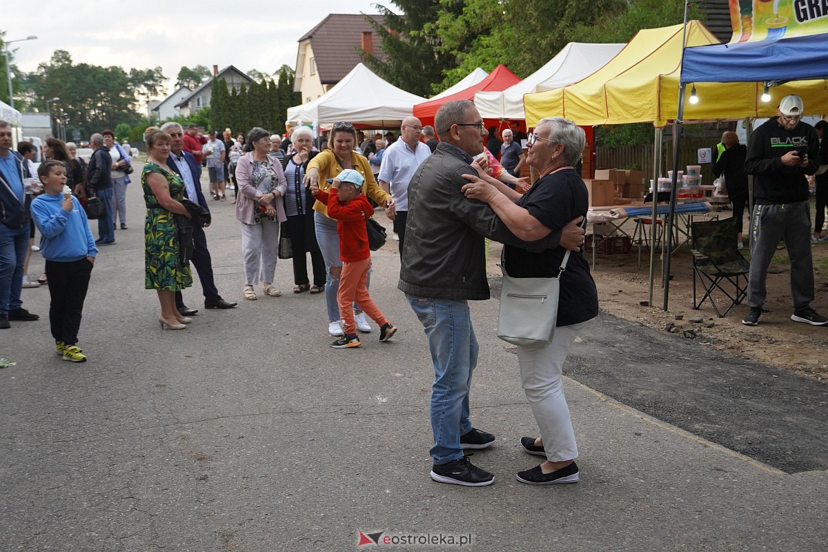Wesele Kurpiowskie: Uliczna zabawa weselna w rytmach disco w Kadzidle [17.06.2023] - zdjęcie #69 - eOstroleka.pl