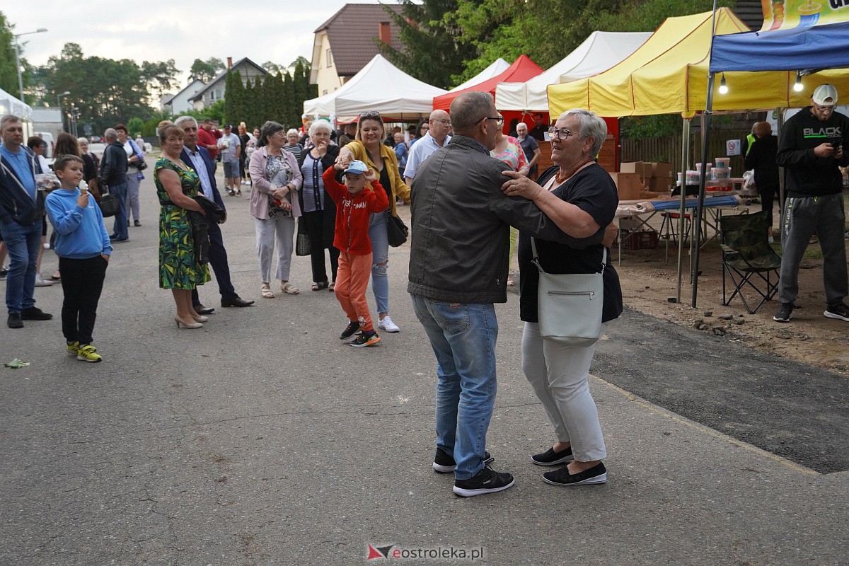 Wesele Kurpiowskie: Uliczna zabawa weselna w rytmach disco w Kadzidle [17.06.2023] - zdjęcie #68 - eOstroleka.pl