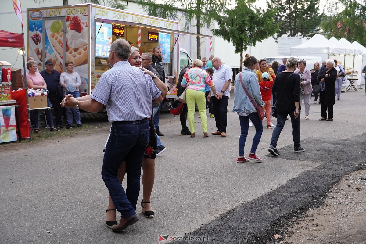 Wesele Kurpiowskie: Uliczna zabawa weselna w rytmach disco w Kadzidle [17.06.2023] - zdjęcie #65 - eOstroleka.pl