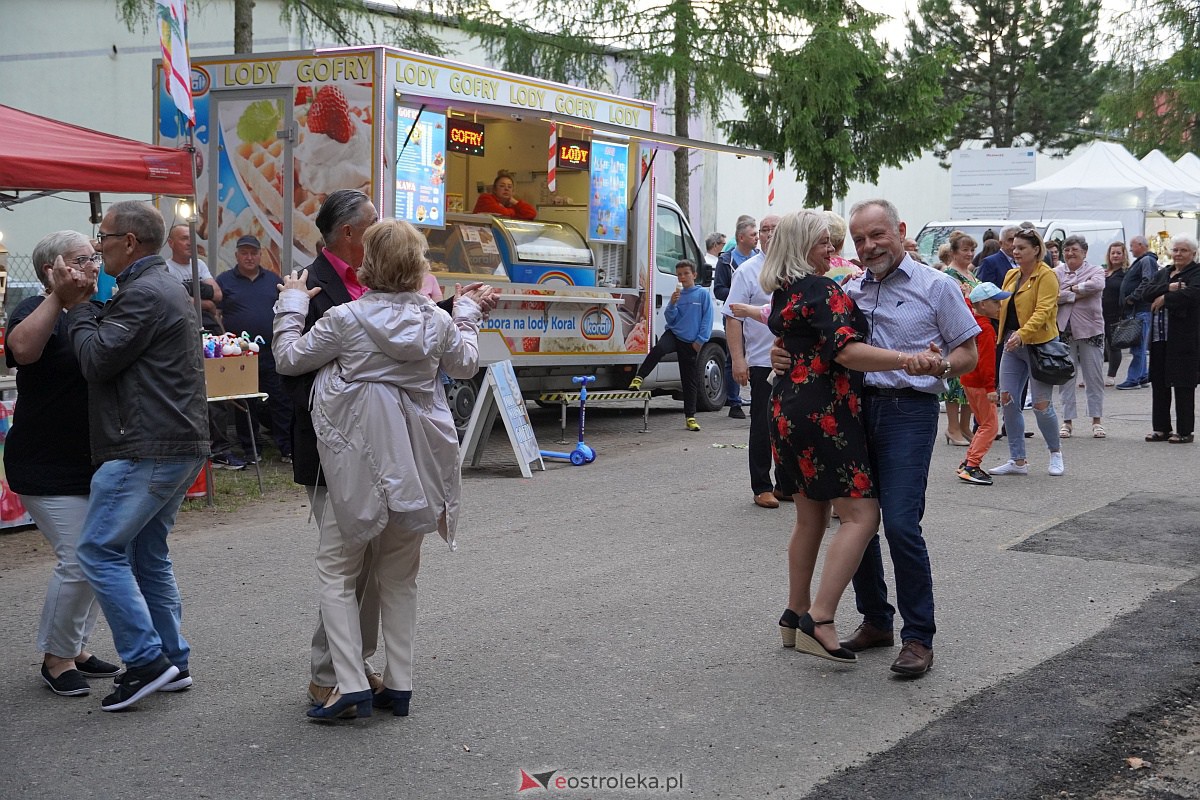 Wesele Kurpiowskie: Uliczna zabawa weselna w rytmach disco w Kadzidle [17.06.2023] - zdjęcie #63 - eOstroleka.pl