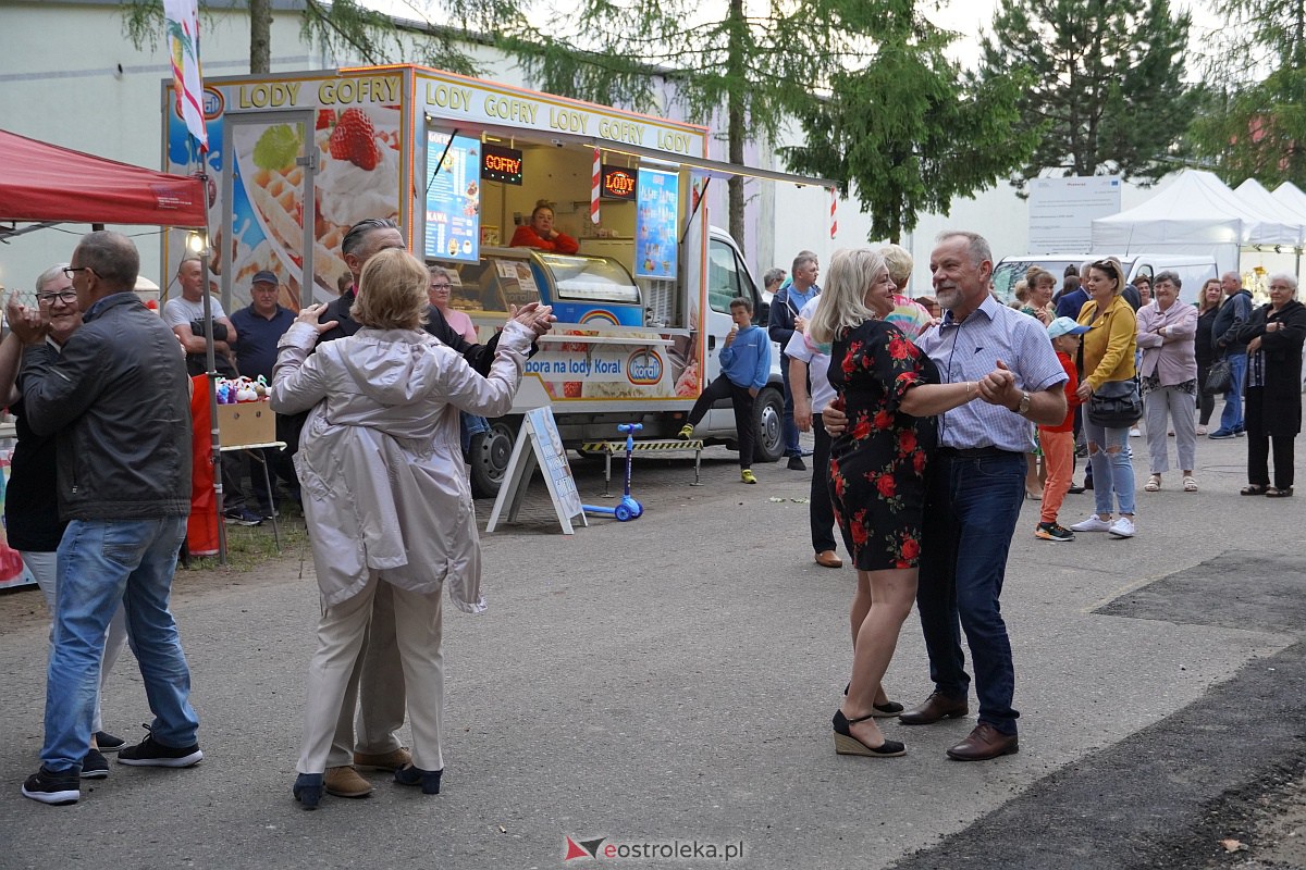 Wesele Kurpiowskie: Uliczna zabawa weselna w rytmach disco w Kadzidle [17.06.2023] - zdjęcie #62 - eOstroleka.pl