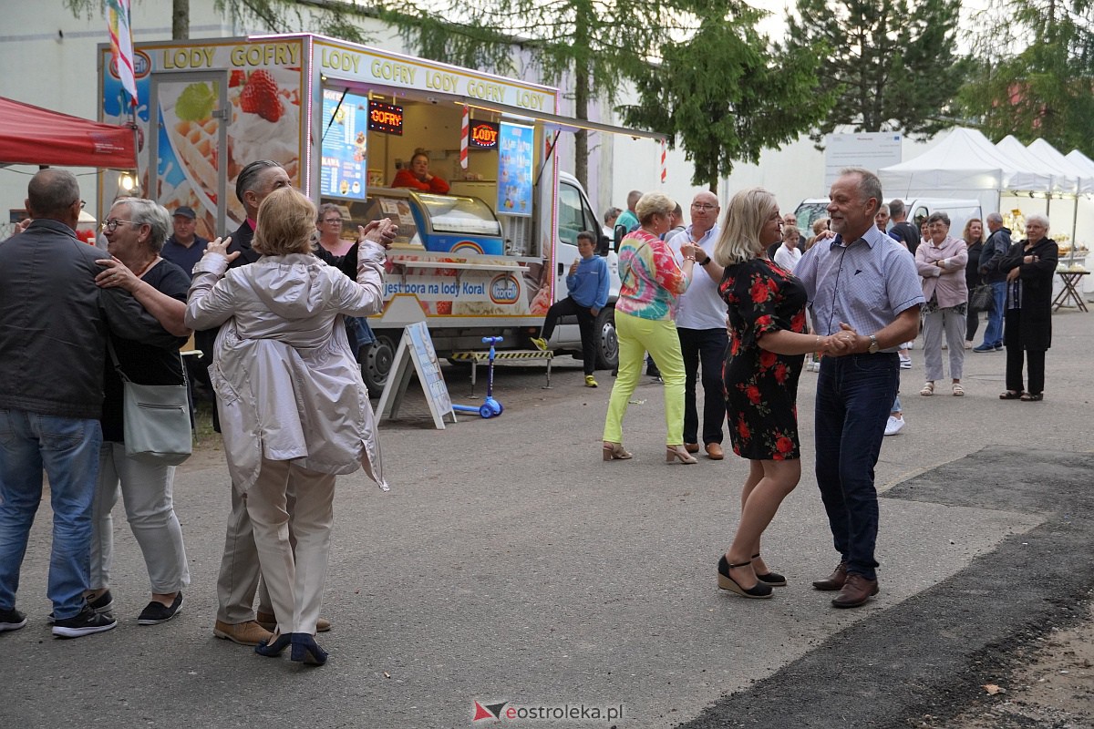 Wesele Kurpiowskie: Uliczna zabawa weselna w rytmach disco w Kadzidle [17.06.2023] - zdjęcie #61 - eOstroleka.pl