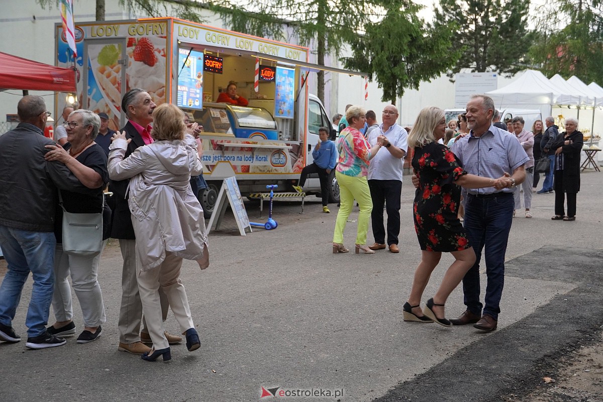 Wesele Kurpiowskie: Uliczna zabawa weselna w rytmach disco w Kadzidle [17.06.2023] - zdjęcie #60 - eOstroleka.pl