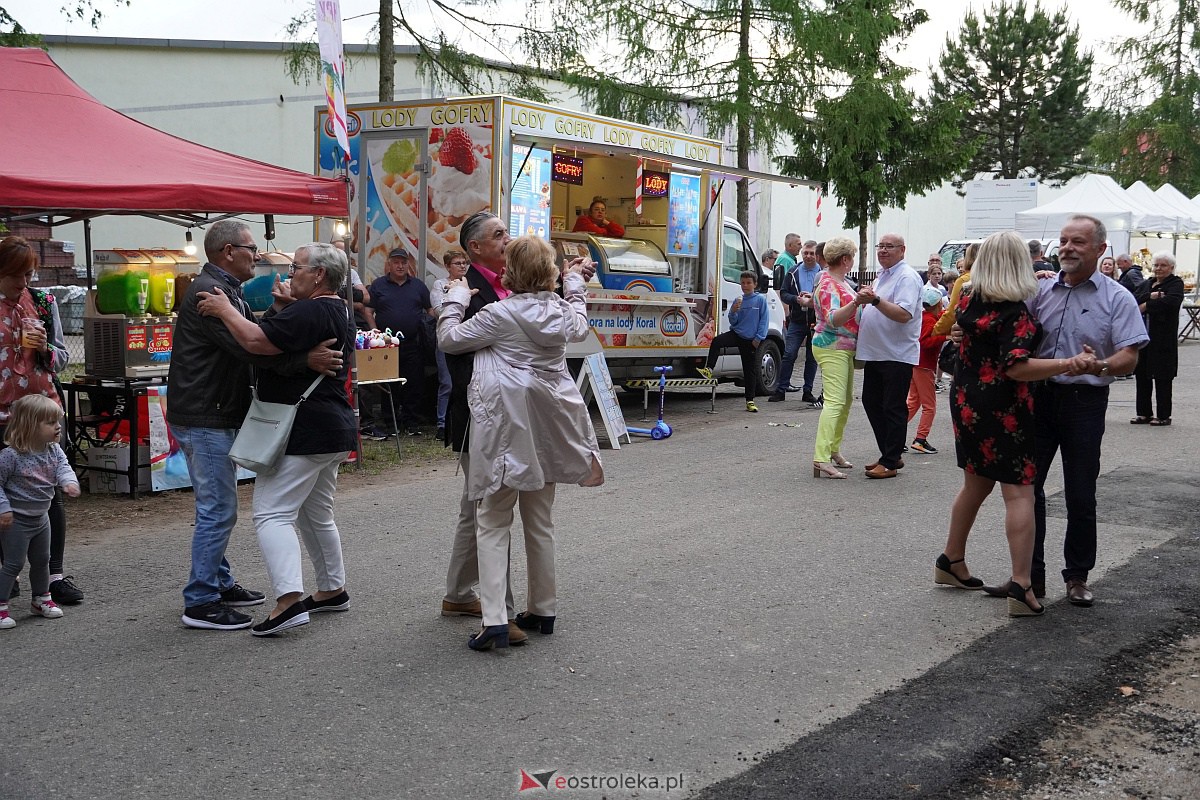 Wesele Kurpiowskie: Uliczna zabawa weselna w rytmach disco w Kadzidle [17.06.2023] - zdjęcie #59 - eOstroleka.pl