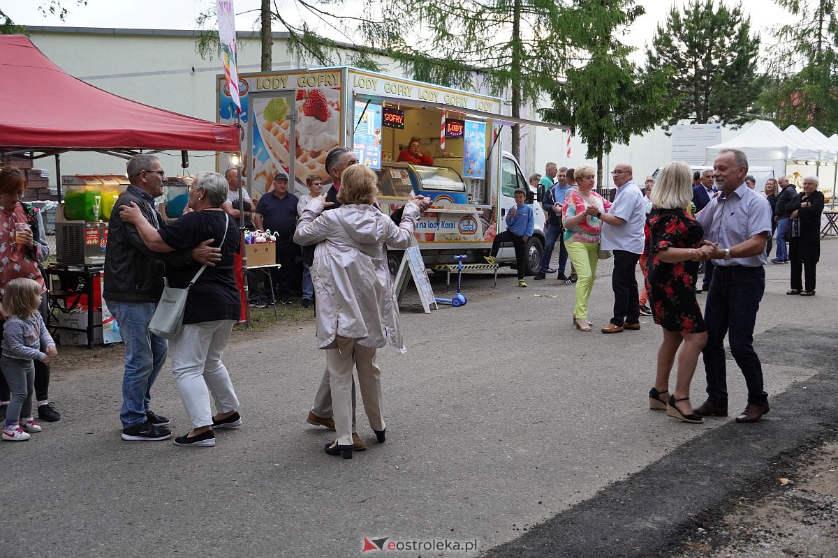 Wesele Kurpiowskie: Uliczna zabawa weselna w rytmach disco w Kadzidle [17.06.2023] - zdjęcie #58 - eOstroleka.pl