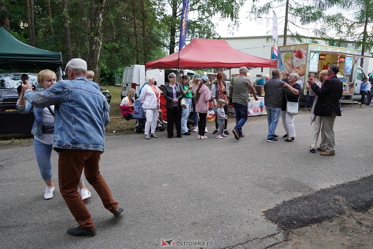 Wesele Kurpiowskie: Uliczna zabawa weselna w rytmach disco w Kadzidle [17.06.2023] - zdjęcie #57 - eOstroleka.pl