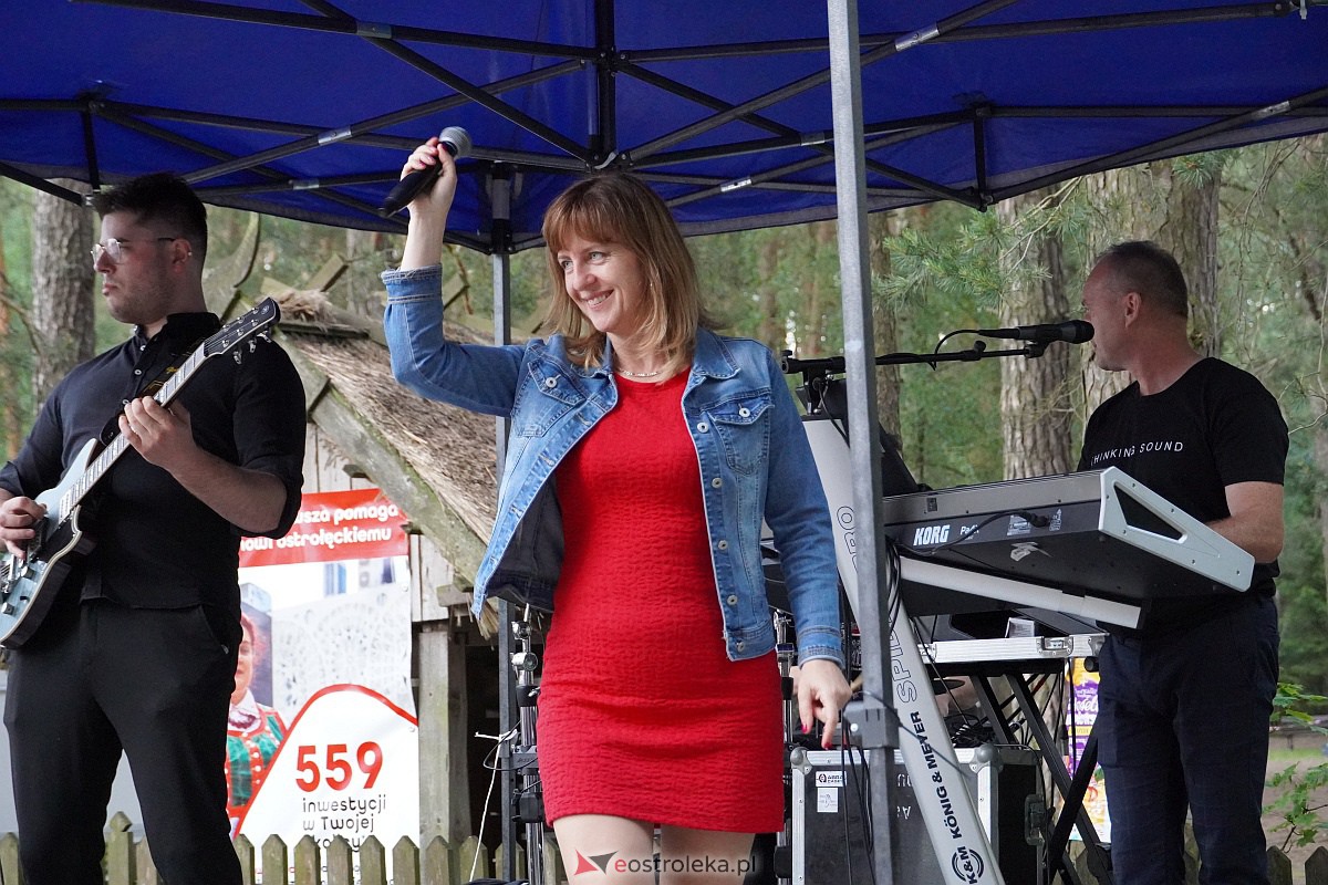 Wesele Kurpiowskie: Uliczna zabawa weselna w rytmach disco w Kadzidle [17.06.2023] - zdjęcie #56 - eOstroleka.pl