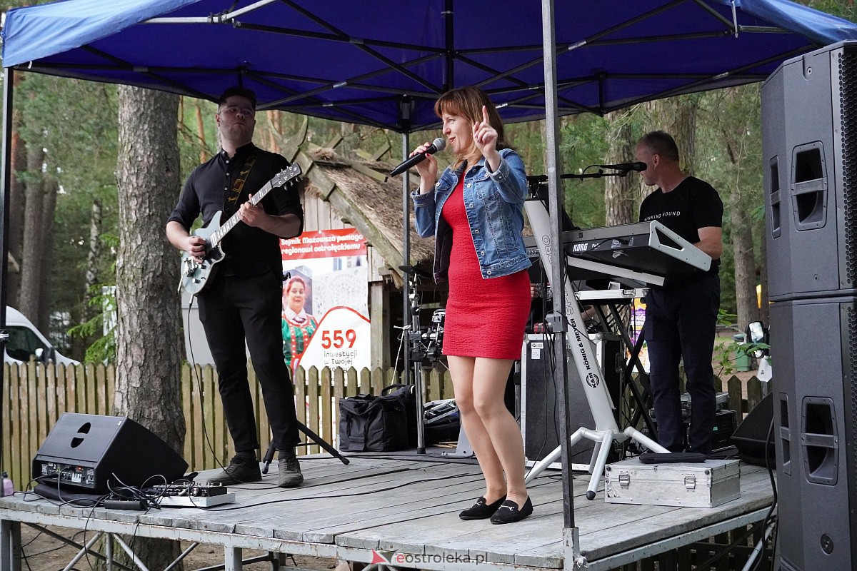 Wesele Kurpiowskie: Uliczna zabawa weselna w rytmach disco w Kadzidle [17.06.2023] - zdjęcie #55 - eOstroleka.pl