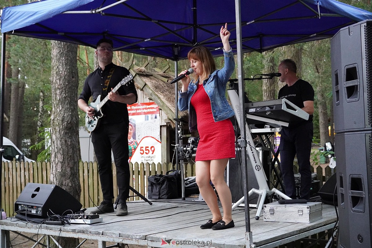 Wesele Kurpiowskie: Uliczna zabawa weselna w rytmach disco w Kadzidle [17.06.2023] - zdjęcie #54 - eOstroleka.pl