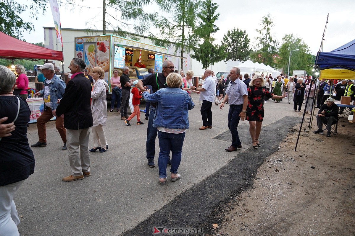 Wesele Kurpiowskie: Uliczna zabawa weselna w rytmach disco w Kadzidle [17.06.2023] - zdjęcie #50 - eOstroleka.pl