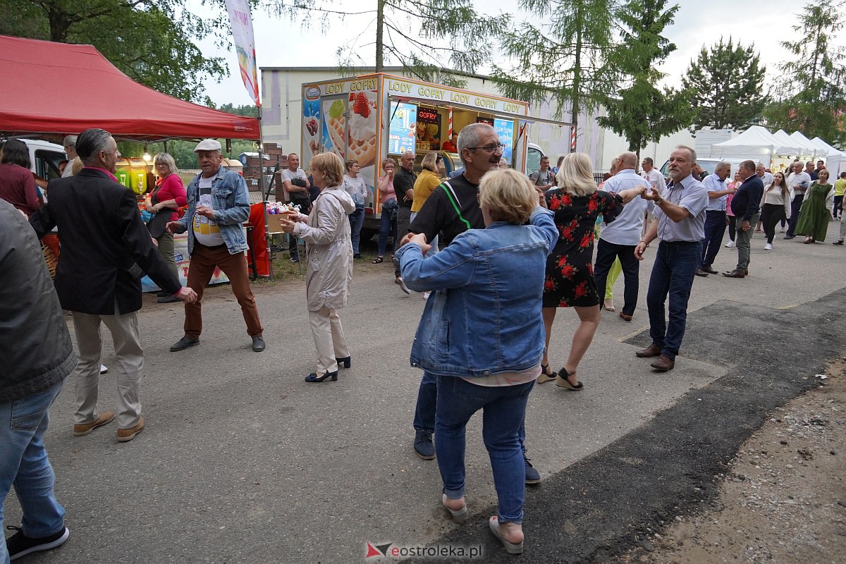 Wesele Kurpiowskie: Uliczna zabawa weselna w rytmach disco w Kadzidle [17.06.2023] - zdjęcie #49 - eOstroleka.pl