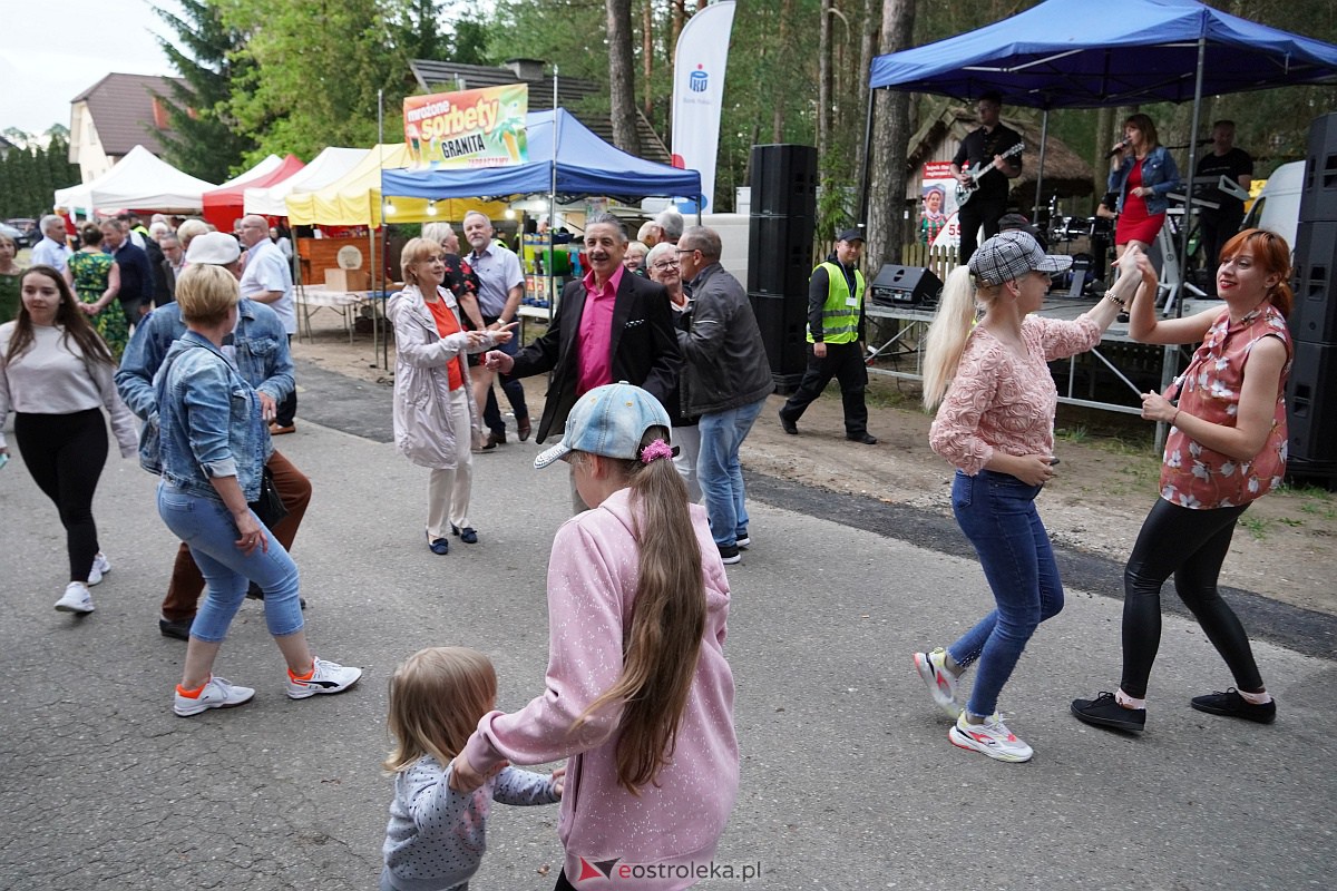 Wesele Kurpiowskie: Uliczna zabawa weselna w rytmach disco w Kadzidle [17.06.2023] - zdjęcie #47 - eOstroleka.pl