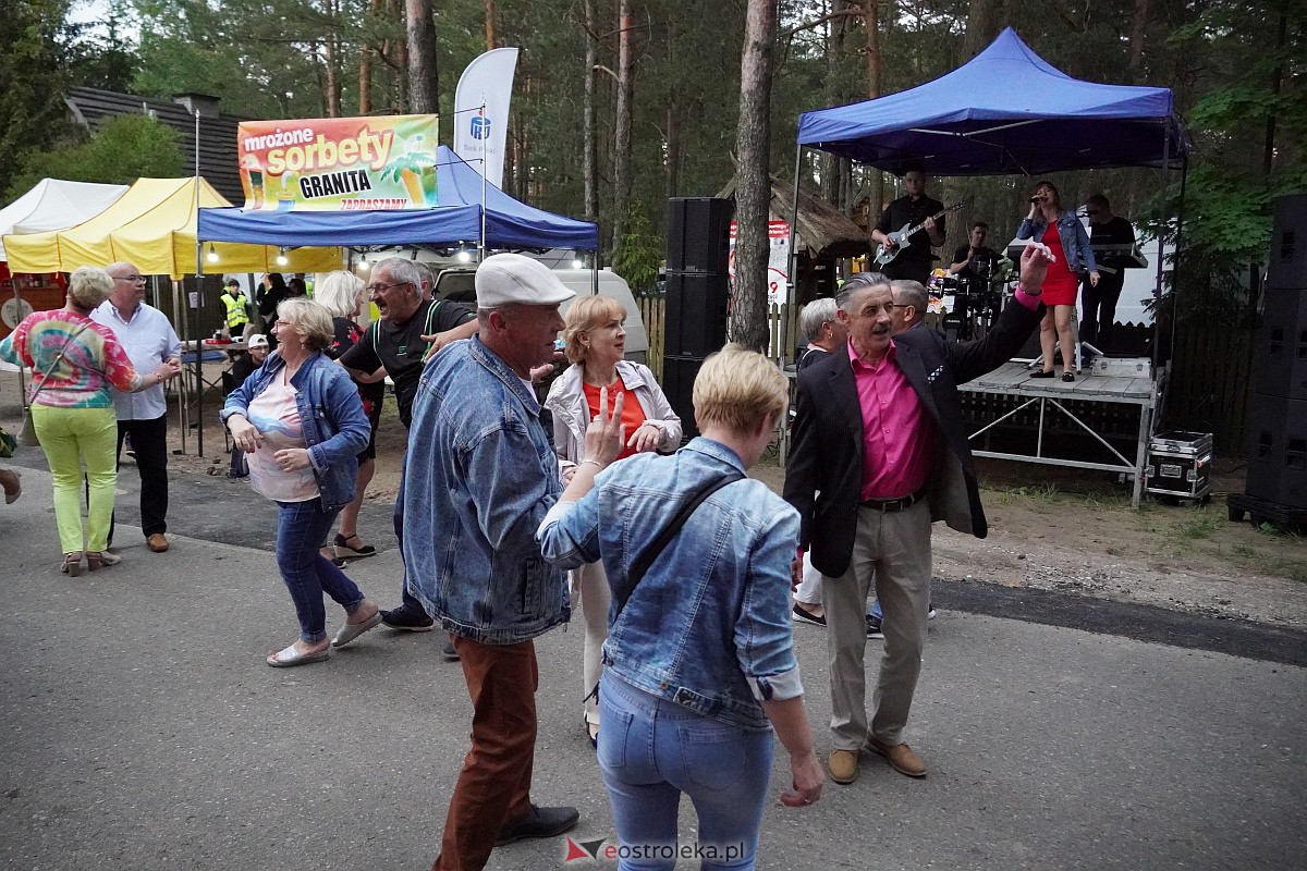 Wesele Kurpiowskie: Uliczna zabawa weselna w rytmach disco w Kadzidle [17.06.2023] - zdjęcie #42 - eOstroleka.pl