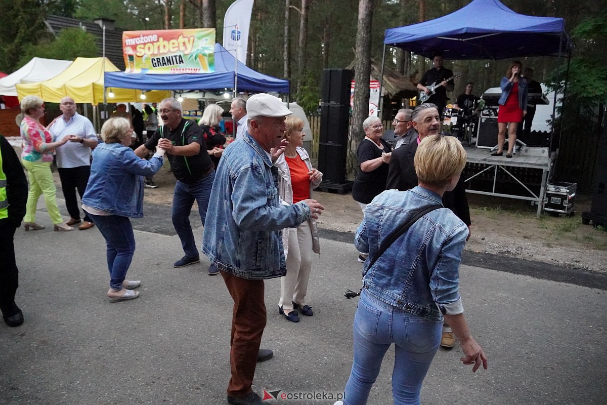Wesele Kurpiowskie: Uliczna zabawa weselna w rytmach disco w Kadzidle [17.06.2023] - zdjęcie #41 - eOstroleka.pl