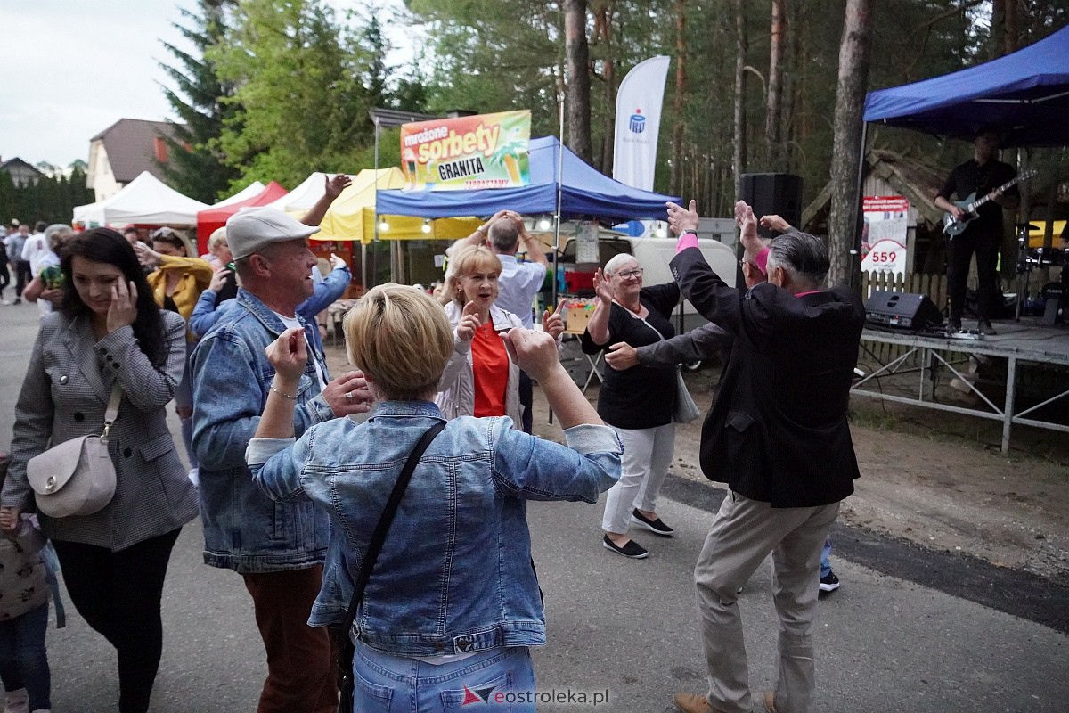 Wesele Kurpiowskie: Uliczna zabawa weselna w rytmach disco w Kadzidle [17.06.2023] - zdjęcie #40 - eOstroleka.pl
