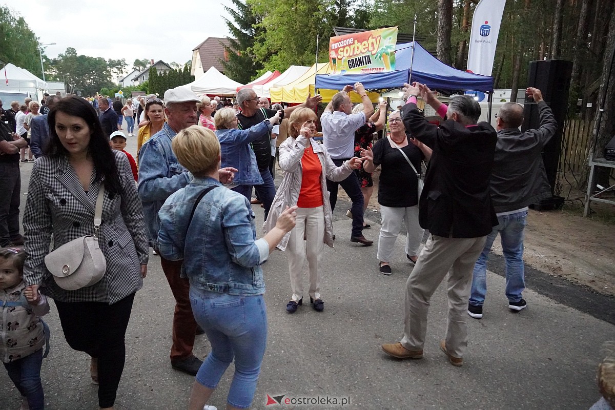 Wesele Kurpiowskie: Uliczna zabawa weselna w rytmach disco w Kadzidle [17.06.2023] - zdjęcie #38 - eOstroleka.pl
