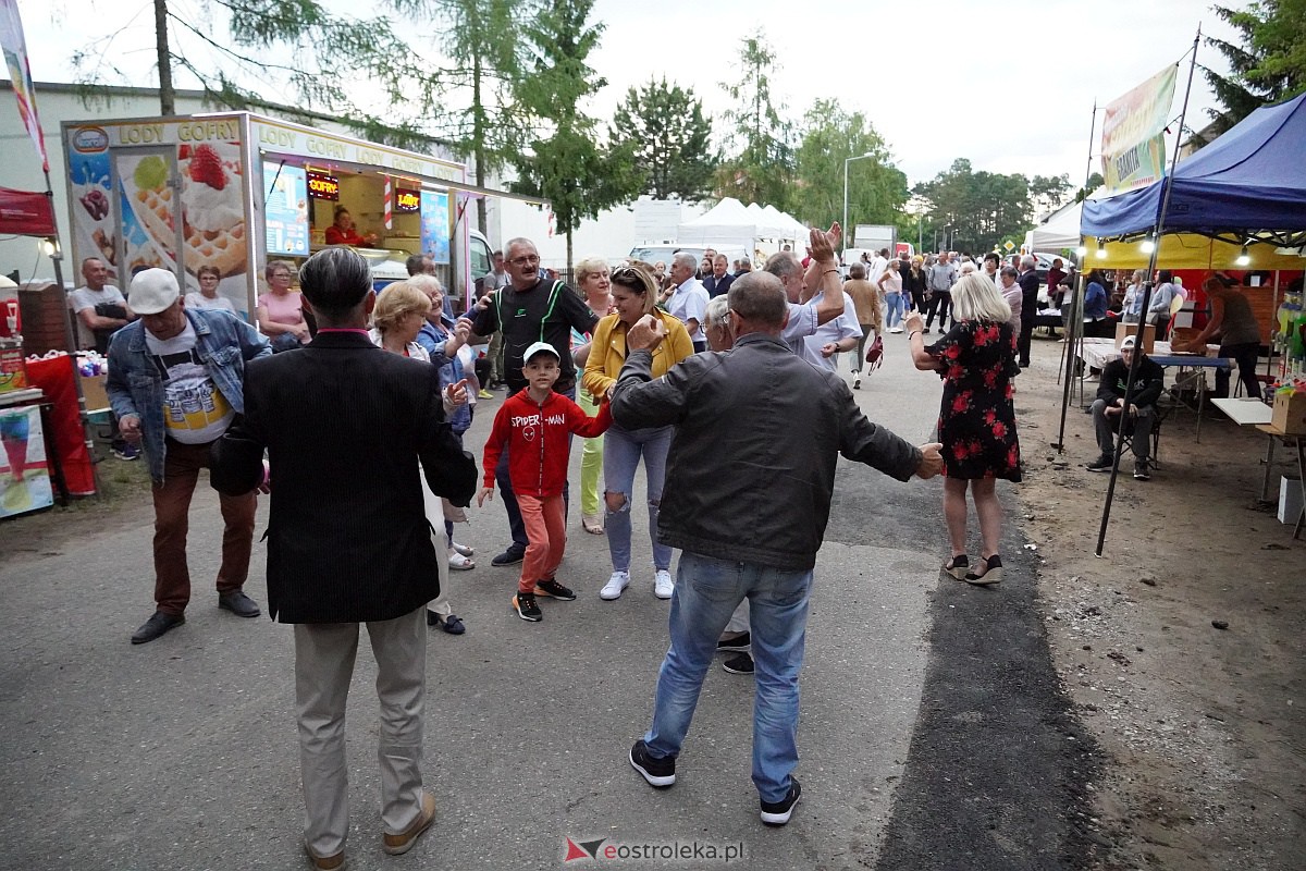 Wesele Kurpiowskie: Uliczna zabawa weselna w rytmach disco w Kadzidle [17.06.2023] - zdjęcie #37 - eOstroleka.pl