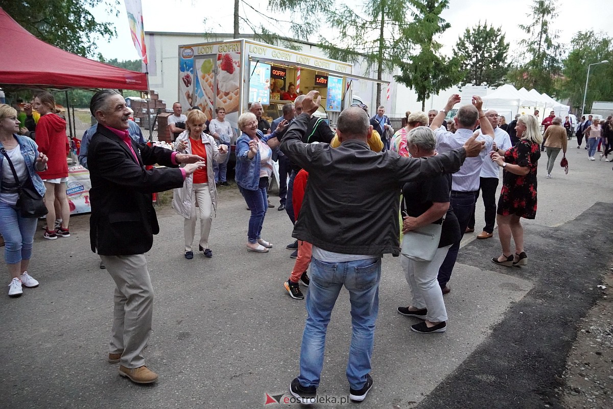 Wesele Kurpiowskie: Uliczna zabawa weselna w rytmach disco w Kadzidle [17.06.2023] - zdjęcie #36 - eOstroleka.pl