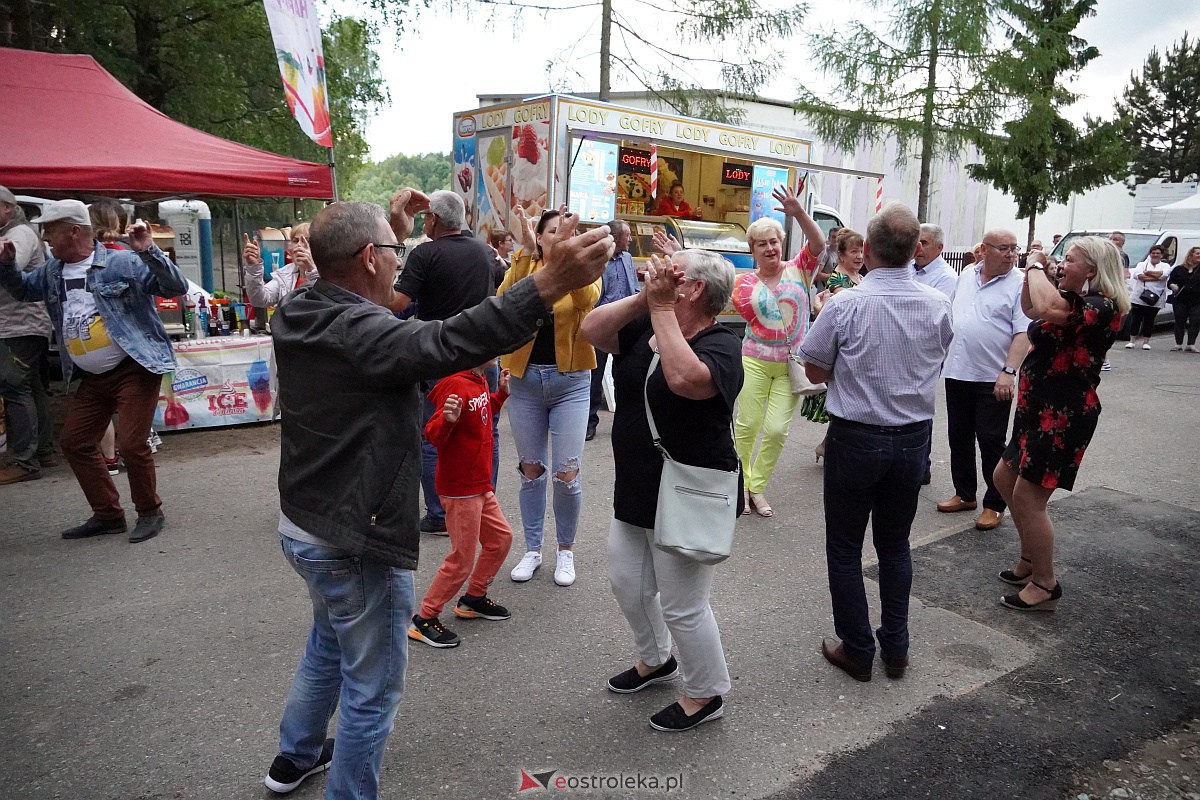 Wesele Kurpiowskie: Uliczna zabawa weselna w rytmach disco w Kadzidle [17.06.2023] - zdjęcie #35 - eOstroleka.pl
