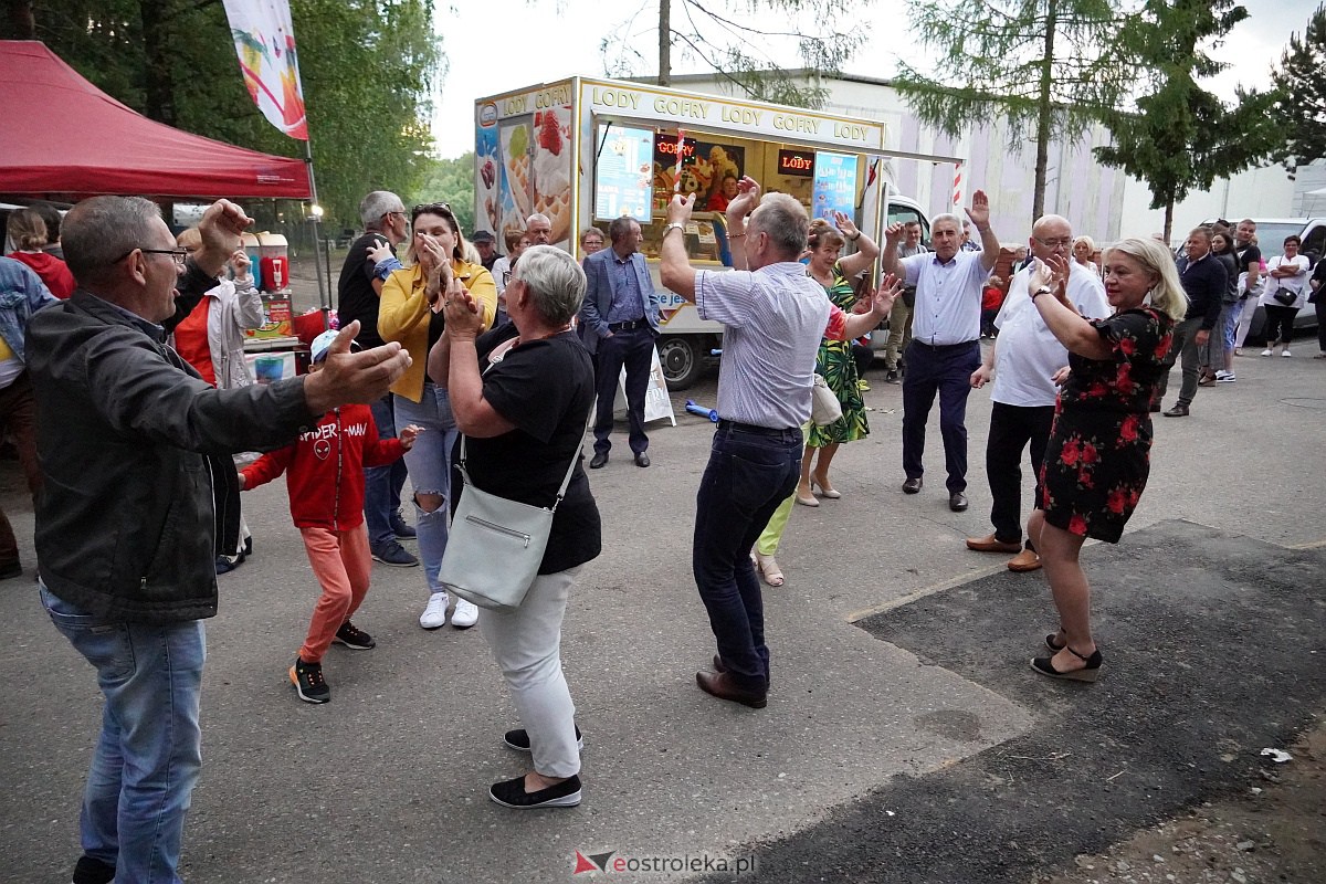 Wesele Kurpiowskie: Uliczna zabawa weselna w rytmach disco w Kadzidle [17.06.2023] - zdjęcie #33 - eOstroleka.pl