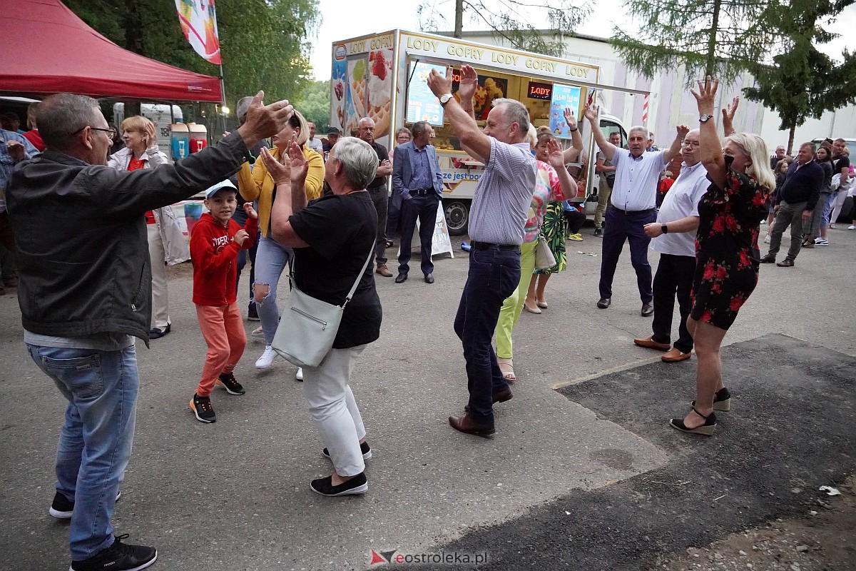 Wesele Kurpiowskie: Uliczna zabawa weselna w rytmach disco w Kadzidle [17.06.2023] - zdjęcie #32 - eOstroleka.pl