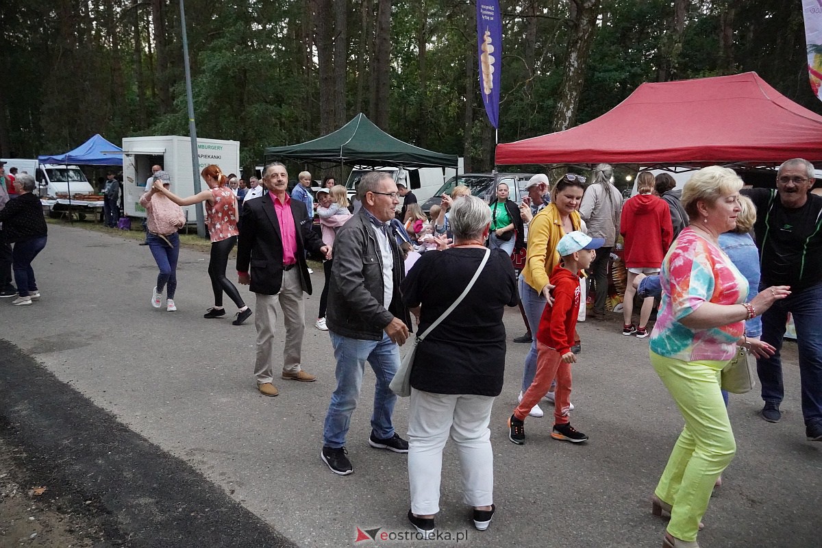 Wesele Kurpiowskie: Uliczna zabawa weselna w rytmach disco w Kadzidle [17.06.2023] - zdjęcie #27 - eOstroleka.pl