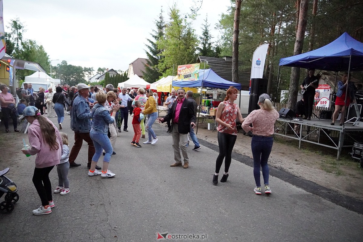 Wesele Kurpiowskie: Uliczna zabawa weselna w rytmach disco w Kadzidle [17.06.2023] - zdjęcie #25 - eOstroleka.pl