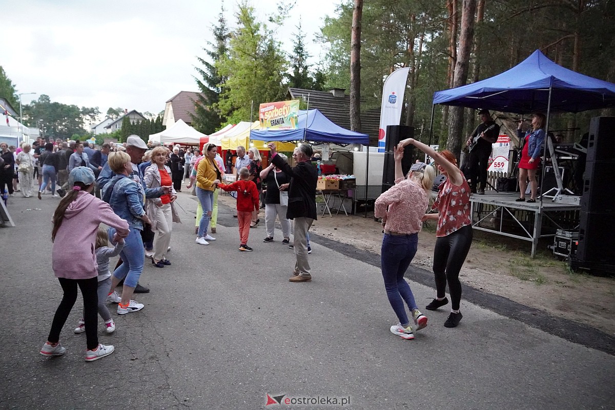 Wesele Kurpiowskie: Uliczna zabawa weselna w rytmach disco w Kadzidle [17.06.2023] - zdjęcie #23 - eOstroleka.pl