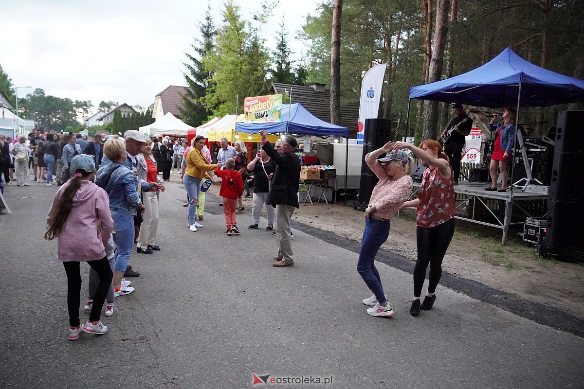 Wesele Kurpiowskie: Uliczna zabawa weselna w rytmach disco w Kadzidle [17.06.2023] - zdjęcie #22 - eOstroleka.pl