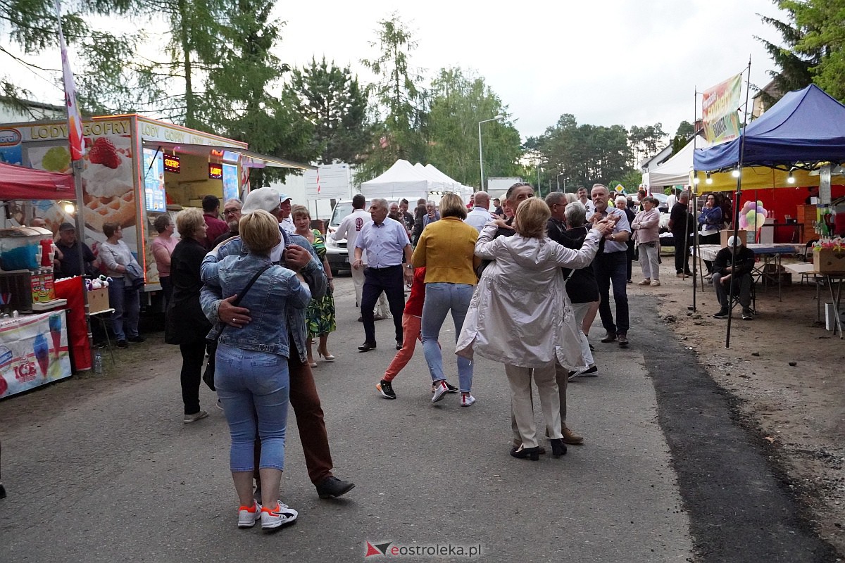 Wesele Kurpiowskie: Uliczna zabawa weselna w rytmach disco w Kadzidle [17.06.2023] - zdjęcie #21 - eOstroleka.pl