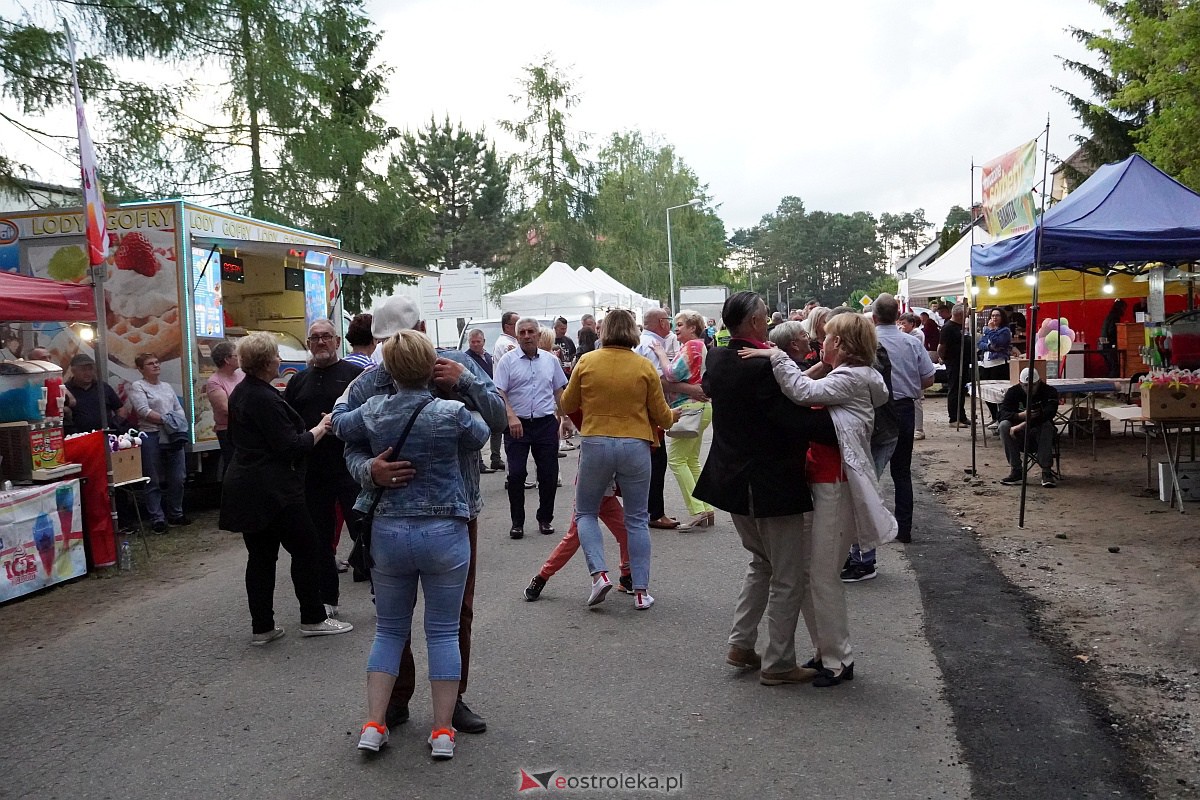 Wesele Kurpiowskie: Uliczna zabawa weselna w rytmach disco w Kadzidle [17.06.2023] - zdjęcie #20 - eOstroleka.pl