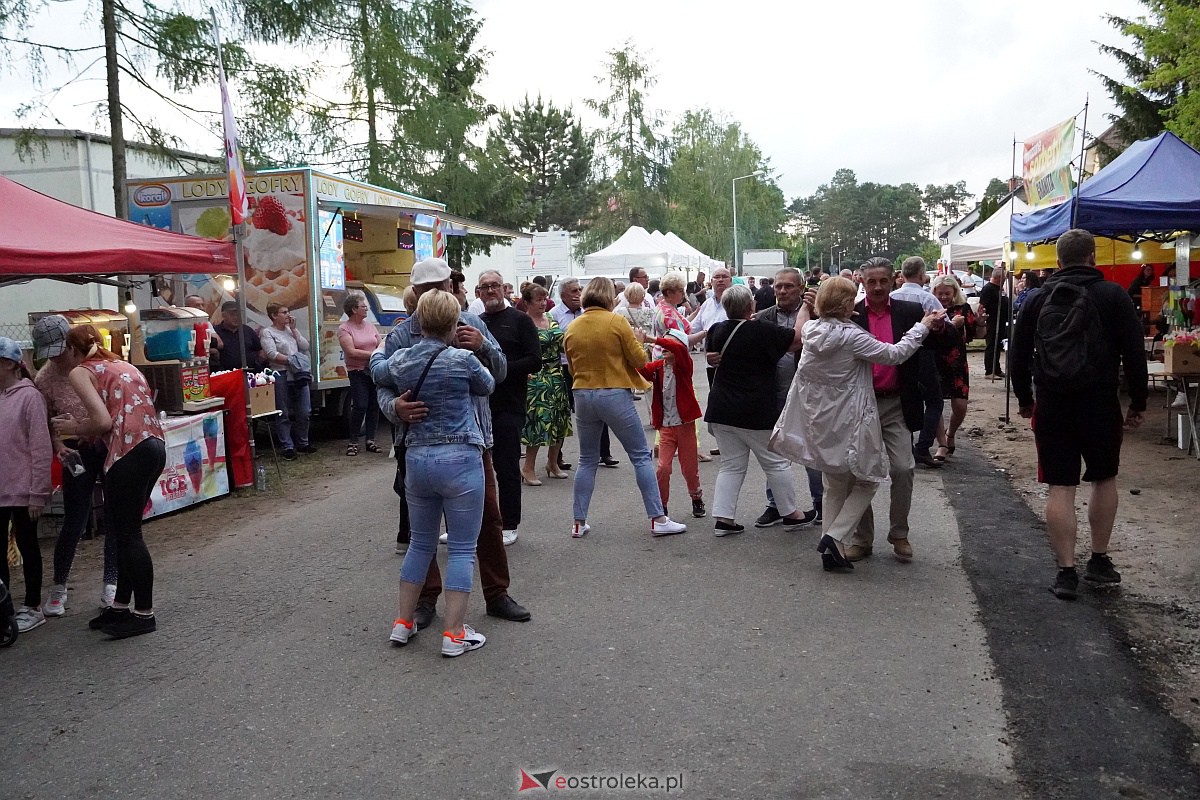 Wesele Kurpiowskie: Uliczna zabawa weselna w rytmach disco w Kadzidle [17.06.2023] - zdjęcie #19 - eOstroleka.pl