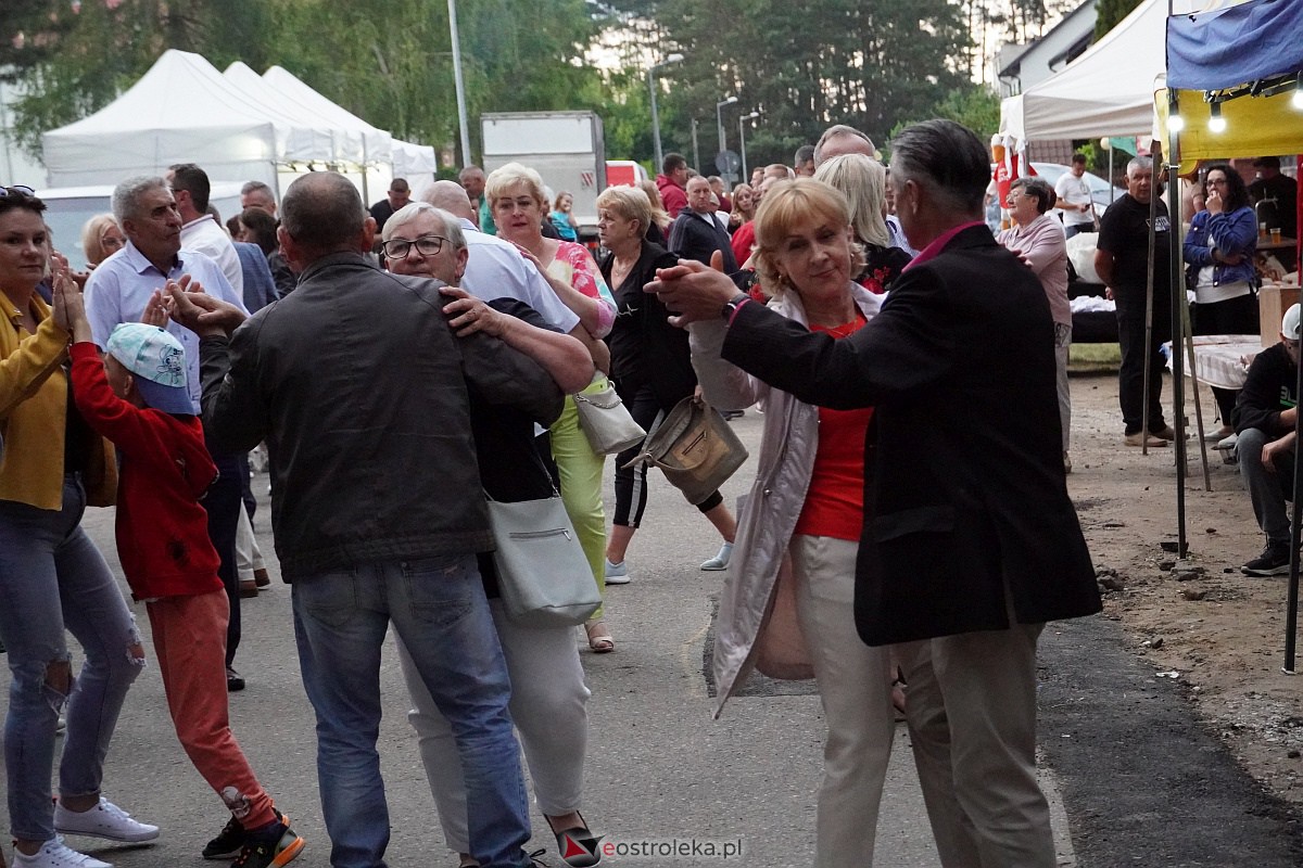 Wesele Kurpiowskie: Uliczna zabawa weselna w rytmach disco w Kadzidle [17.06.2023] - zdjęcie #18 - eOstroleka.pl
