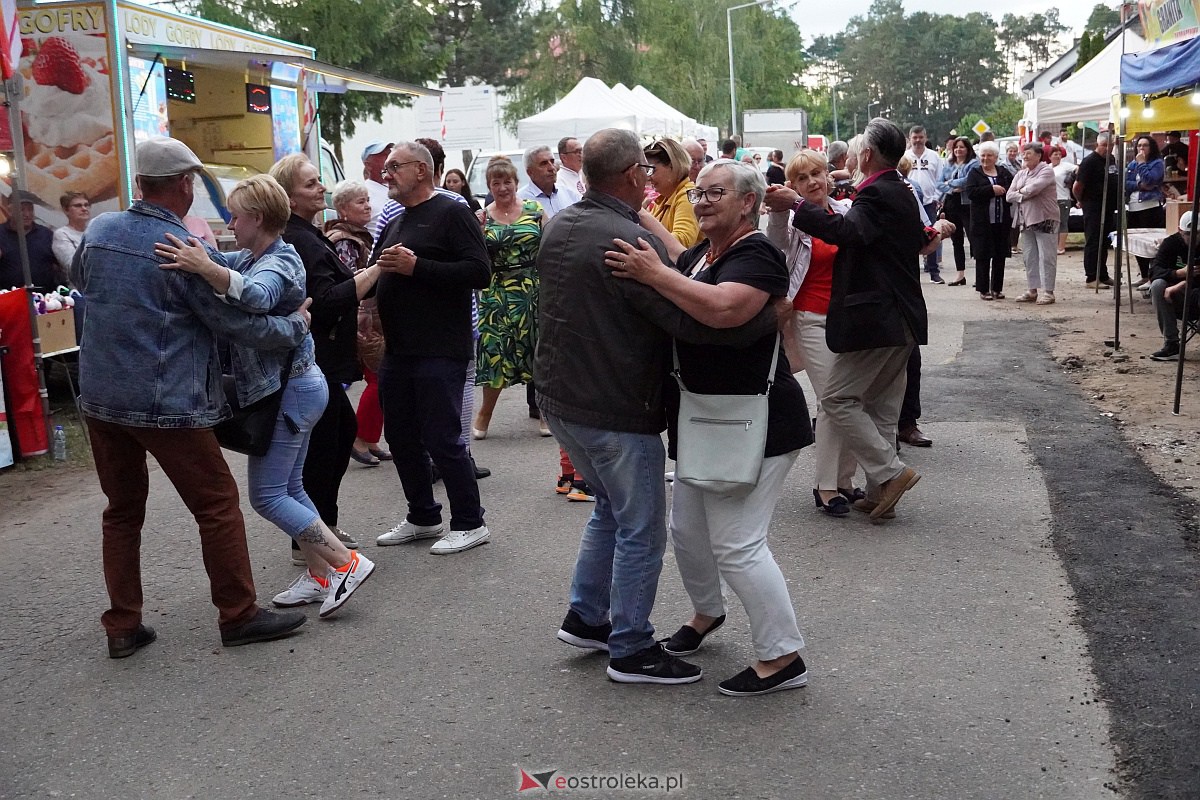 Wesele Kurpiowskie: Uliczna zabawa weselna w rytmach disco w Kadzidle [17.06.2023] - zdjęcie #16 - eOstroleka.pl