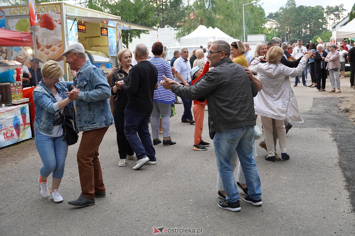 Wesele Kurpiowskie: Uliczna zabawa weselna w rytmach disco w Kadzidle [17.06.2023] - zdjęcie #15 - eOstroleka.pl